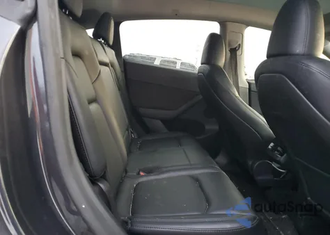 2024 Tesla Model Y из США, поврежденный, VIN 7SAYGAEE1RF116155